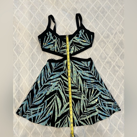 BCBG Max Azria Elyzabethh Tropical Bandage Dress. Size medium - Picture 15 of 15